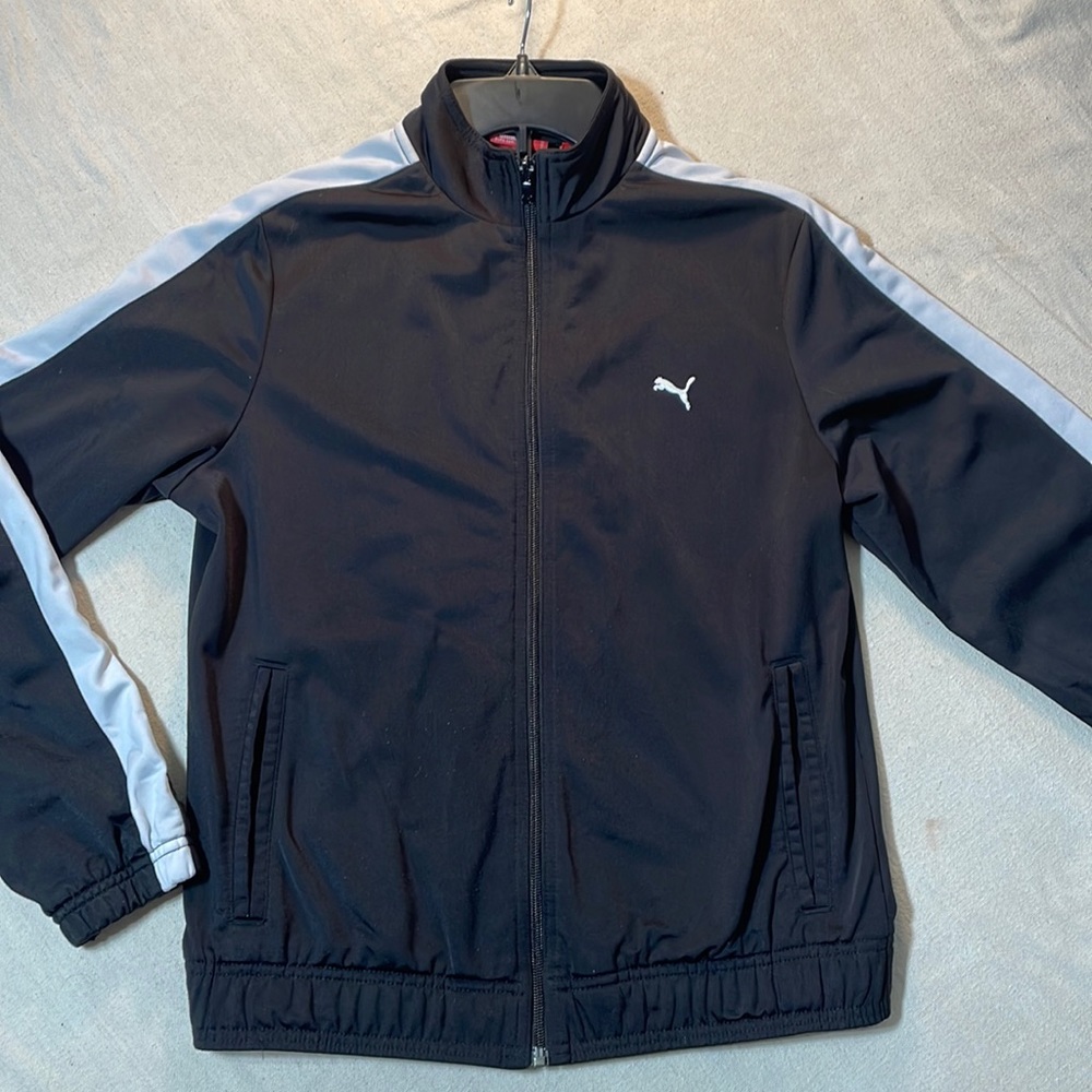 Puma black w/white stripe on sleeves jacket size L. 2 front pockets